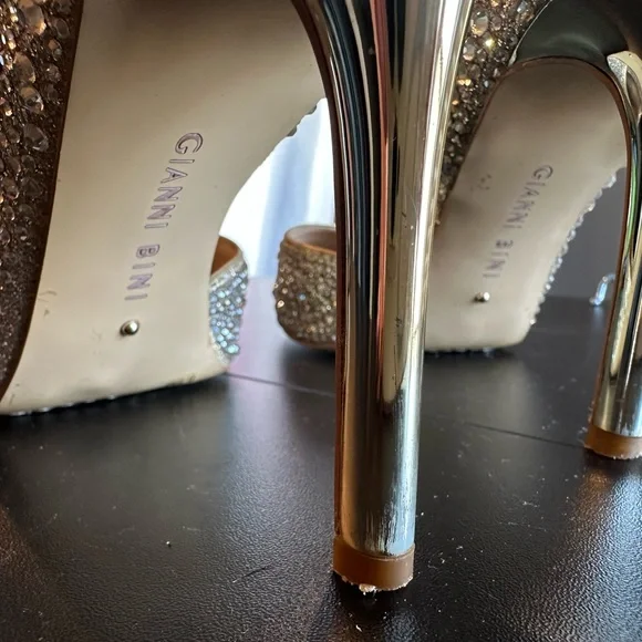 Gorgeous Bini’s! Studded rhinestones(firmly affixed)Gold heels, Sz 8 worn once. - Picture 4 of 8